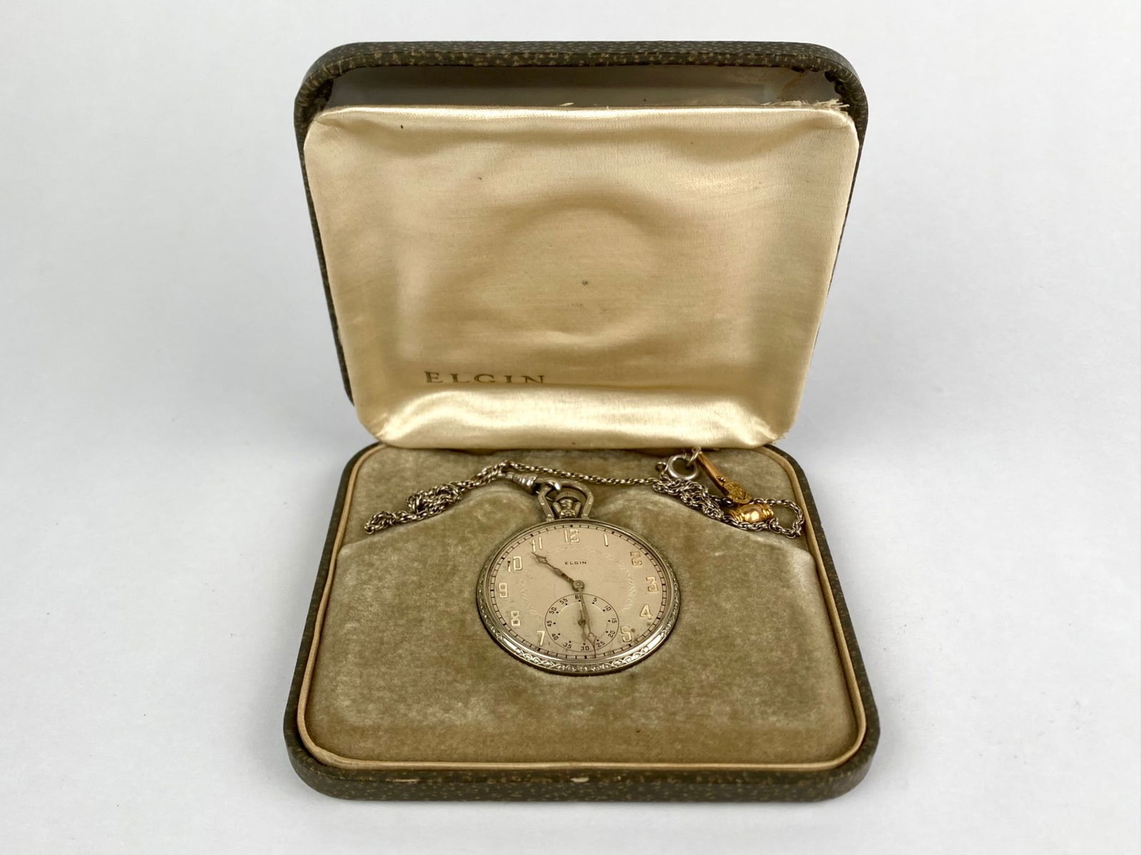 Vintage Elgin pocket watch featuring a signed Elgin dial with Arabic numerals and subsidiary (1 of 9)