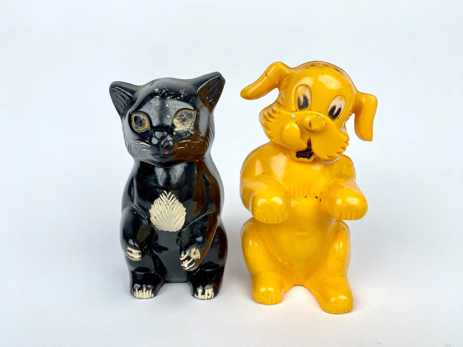 Vintage Salt and pepper shakers in the form of a black cat and a yellow dog, constructed from molded (1 of 7)