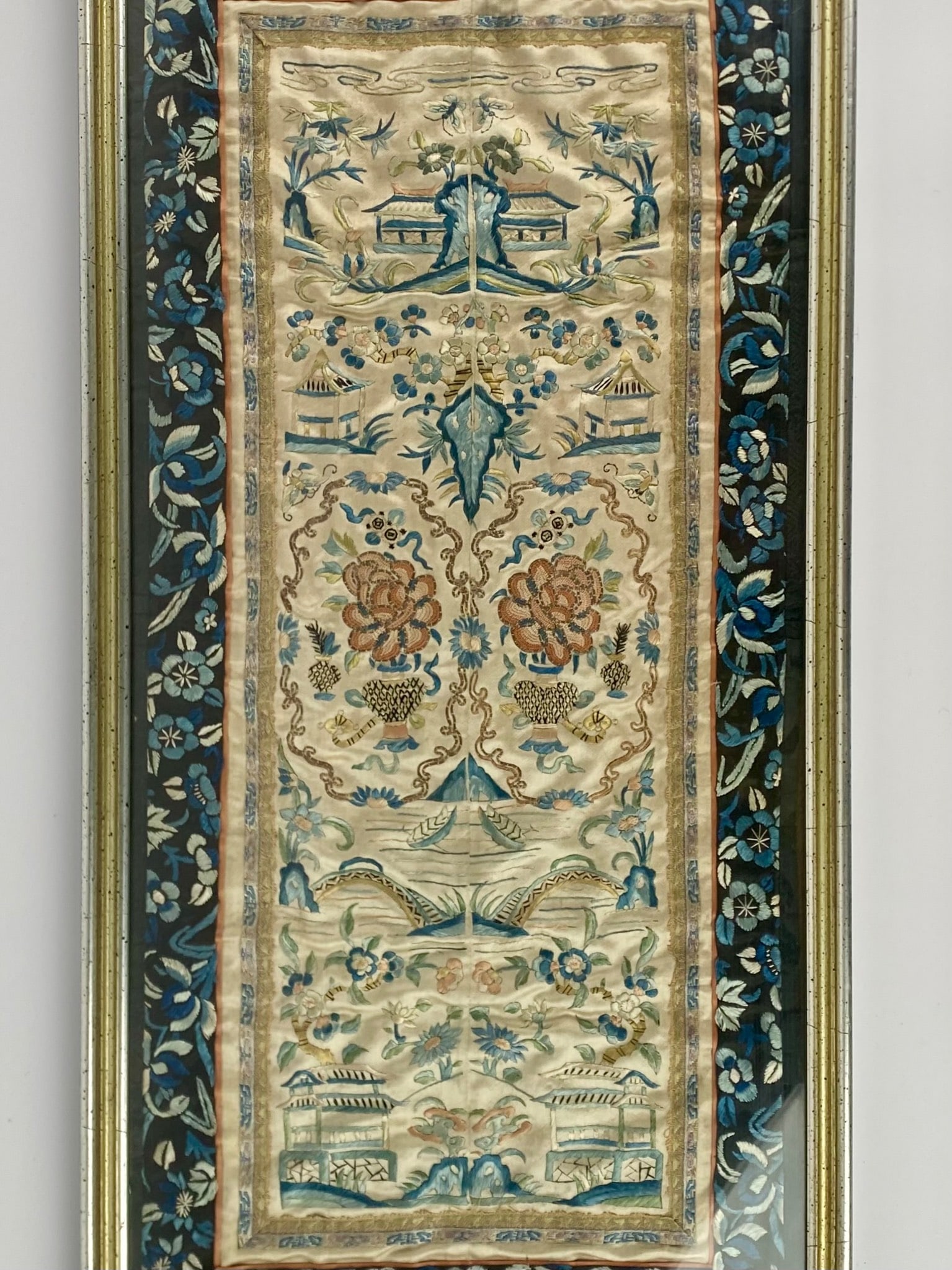 Framed hand-embroidered Chinese silk panel, featuring a vertically oriented, symmetrical composition - 3