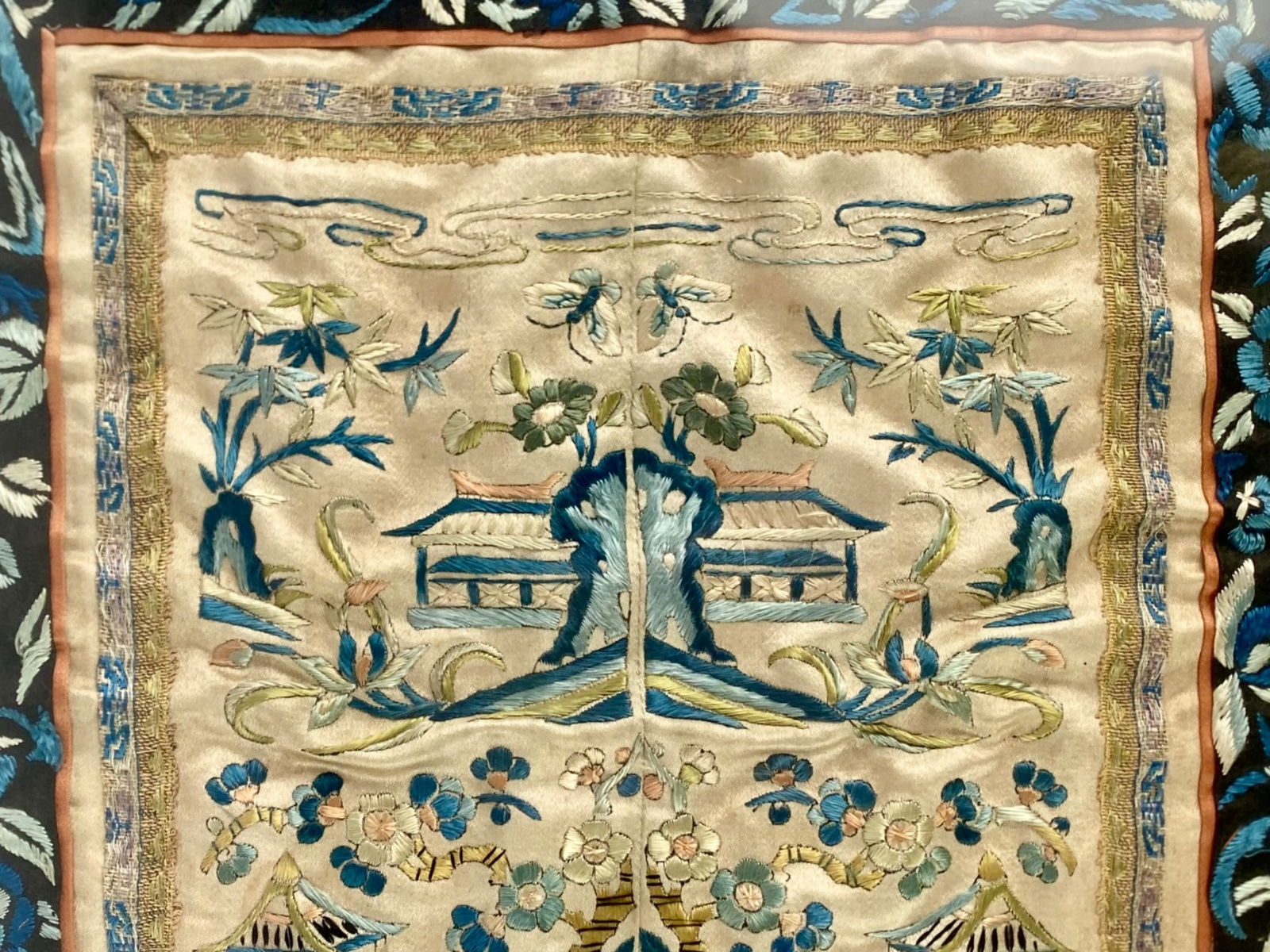 Framed hand-embroidered Chinese silk panel, featuring a vertically oriented, symmetrical composition - 4