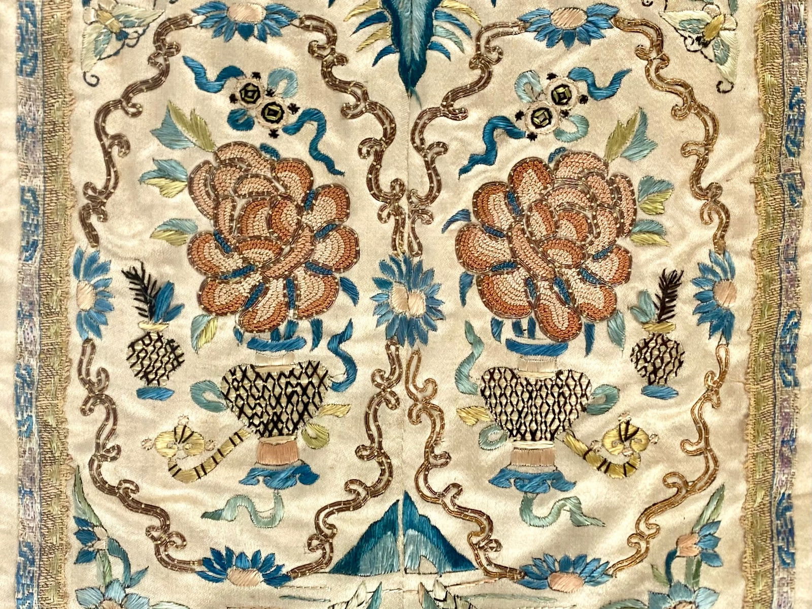 Framed hand-embroidered Chinese silk panel, featuring a vertically oriented, symmetrical composition - 5