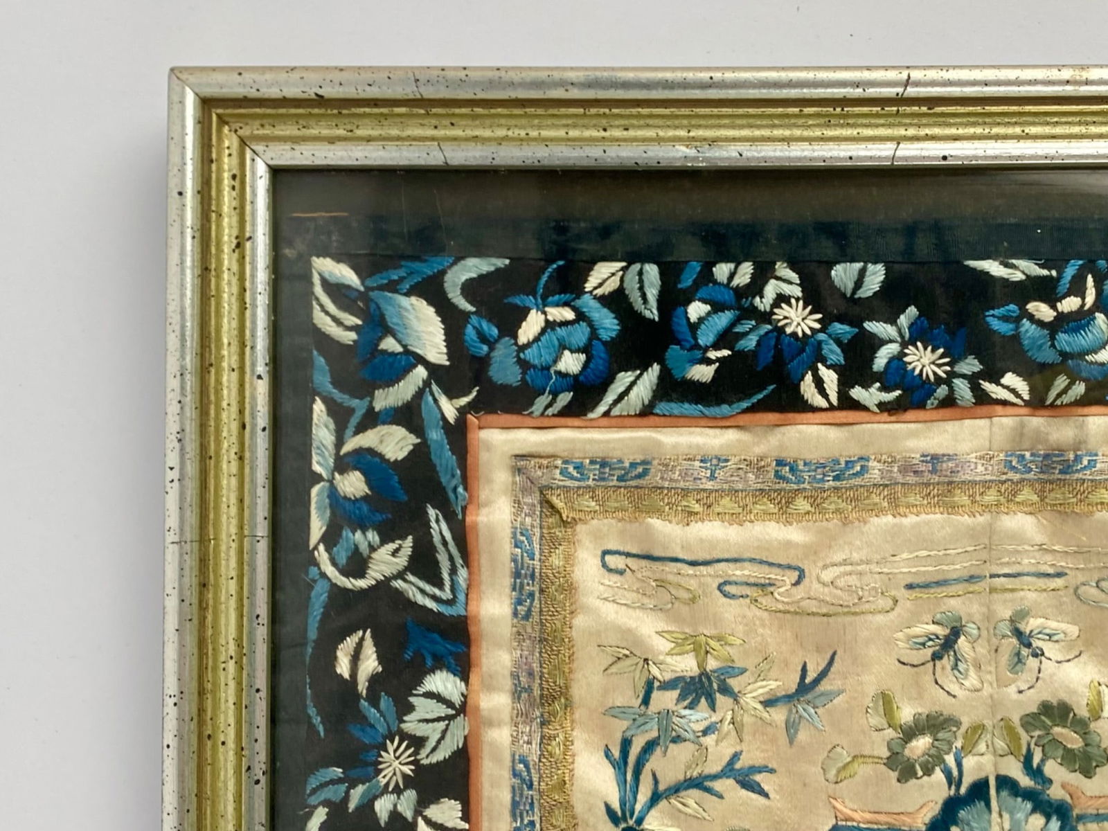 Framed hand-embroidered Chinese silk panel, featuring a vertically oriented, symmetrical composition - 7