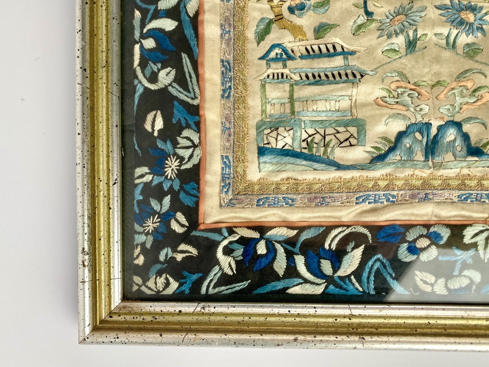 Framed hand-embroidered Chinese silk panel, featuring a vertically oriented, symmetrical composition - 8