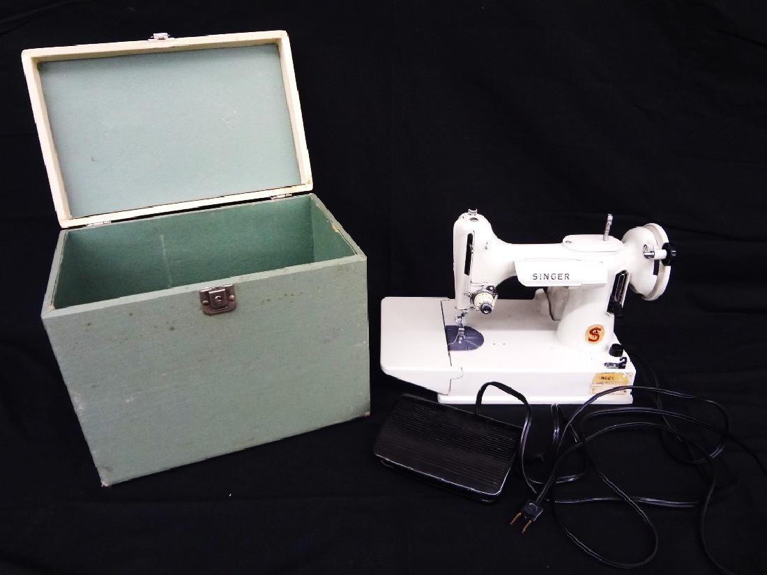 Vintage Featherweight Singer Sewing Machine 221K with (1 of 8)