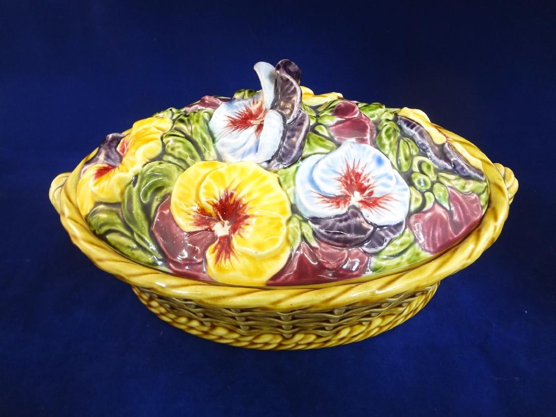 Sarreguemines Majolica Pansy Covered Tureen: Sarreguemines Majolica Pansy Covered Tureen: No condition issues, and measures 12 x 8 and stands 6" tall.