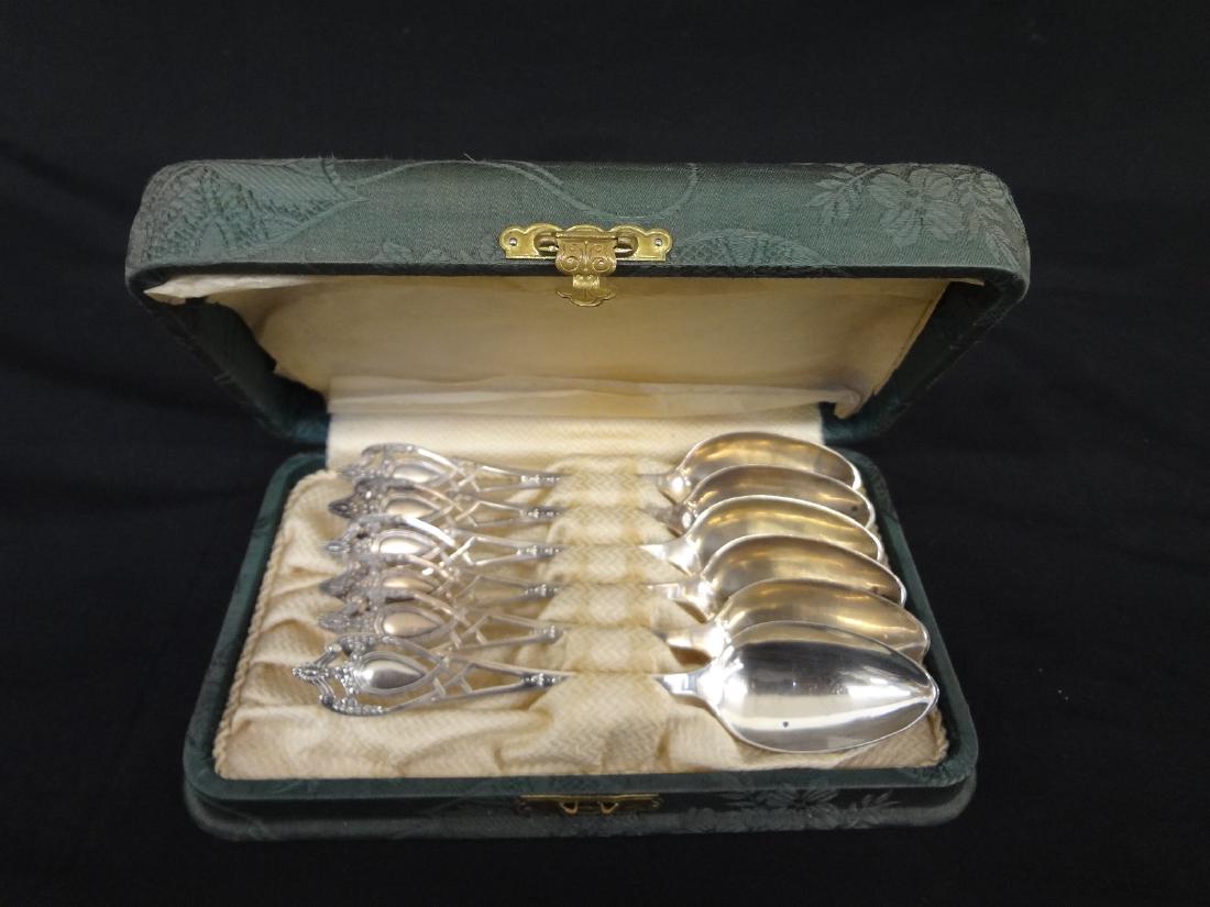 Rogers, Lunt and Bowlen Sterling Silver Tea Spoons: Rogers, Lunt and Bowlen Sterling Silver Tea Spoons "Monticello" Original Case: 6 in original case. Patern is MOnticello from Rogers, Lunt and Bowlen.