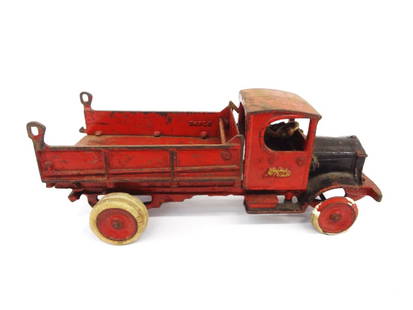 Cast Iron Arcade White Dump Truck Toy: Cast Iron Arcade White Dump Truck Toy: Nickel plated driver, original paint. Truck missing 2 front rubber wheel covers and back tailgate. Rare toy measures 11.5" long.