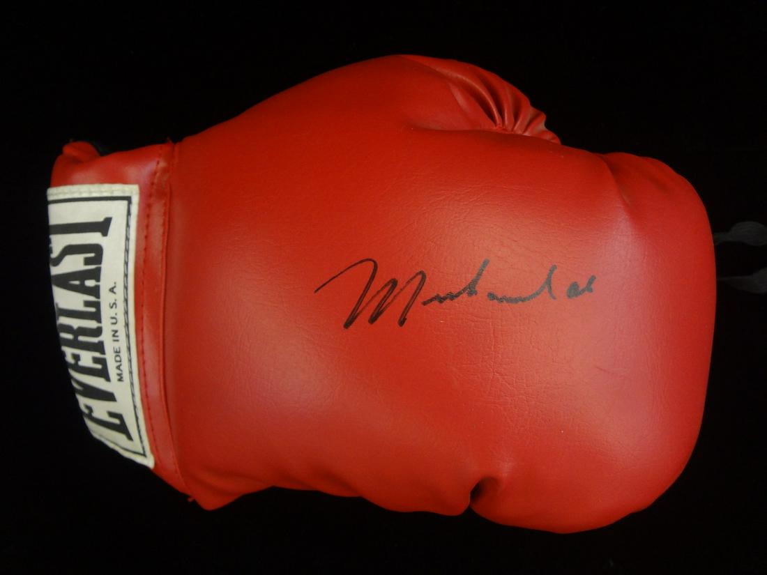 Muhhamad Ali Autographed Single Everlast Boxing Glove (1 of 4)