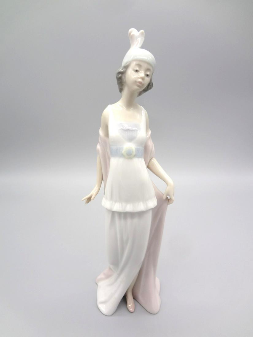 Lladro Talk of the Town With Original Box: Lladro Talk of the Town With Original Box: Measures 10" tall with no condition issues