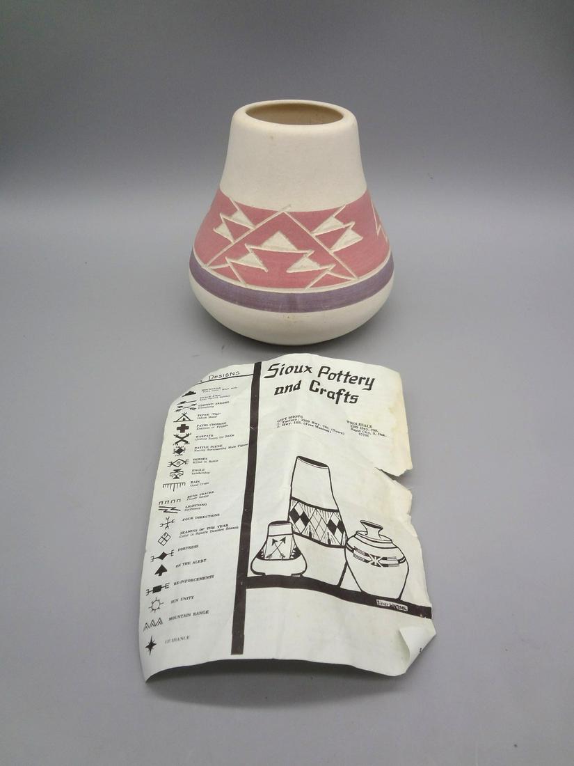 Marion Selwyn Jones Sioux Vase Pottery: Marion Selwyn Jones Sioux Vase Pottery: Measures 4.5" tall. No condition issues