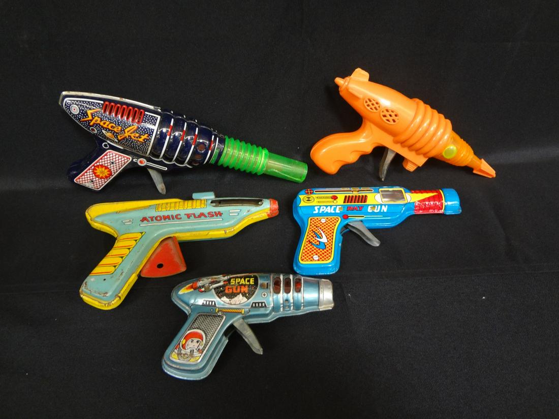 (5) Vintage Space Guns: (5) Vintage Space Guns: Including: Made in Japan Haji 5", Atomic Flash MI USA 7.25", MI Japan Space Gun 6.5", Space Jet Made in japan KO 9.5" (cracked plastic green tip), MI China Orange Space Gun 8.2