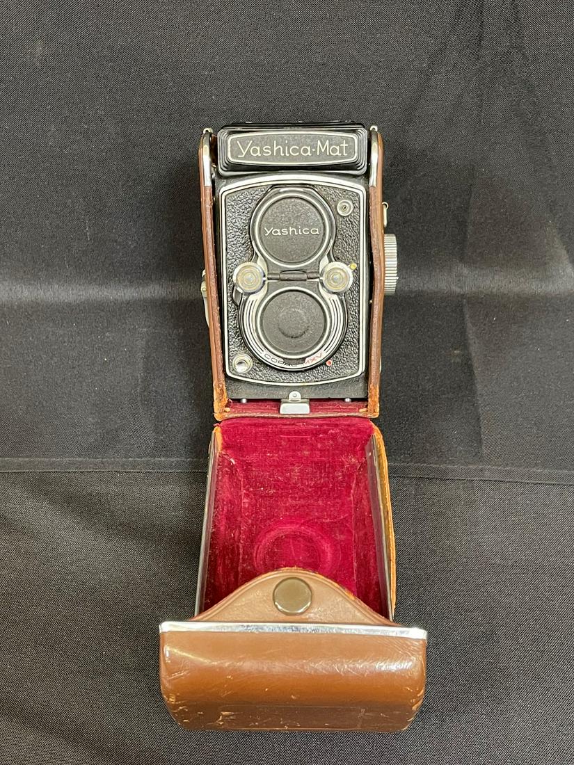 Yashica-Mat Twin Reflex Lens Camera Model 65828 (1 of 5)