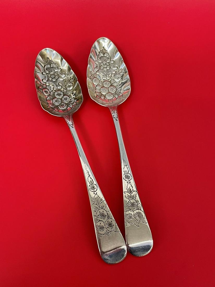 (2) George III Thomas Shepherd 1800 Berry Serving Spoons (1 of 4)