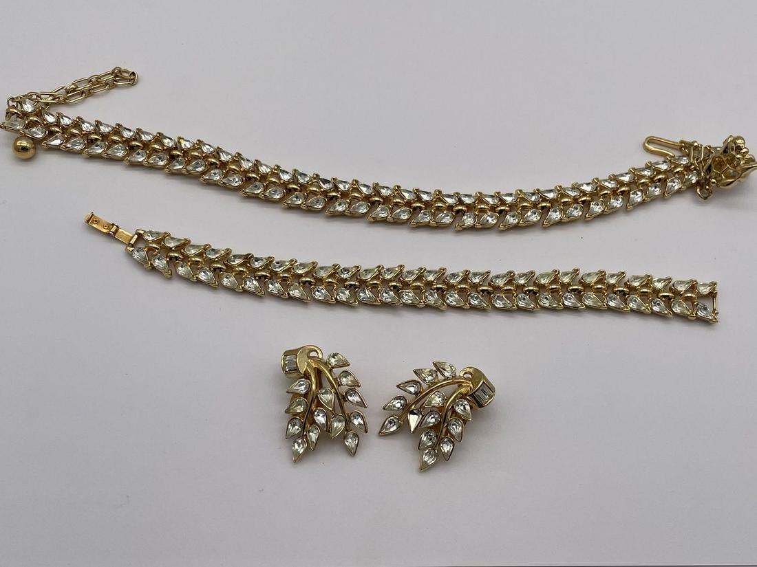 Crown Trifari Necklace, Bracelet and Earring Suite (1 of 4)