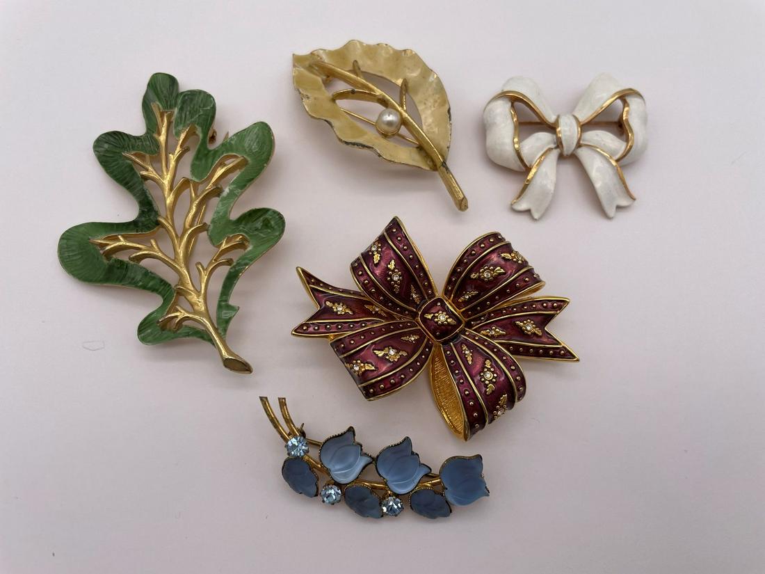 (5) Costume Brooches Enamel and Cameo Stones: (5) Costume Brooches Enamel and Cameo Stones: Blue cameo stones with rhinestones, Joan Rivers purple bow enameled, enameled white bow, 2 enamel leaves BSK and Sarah Cov