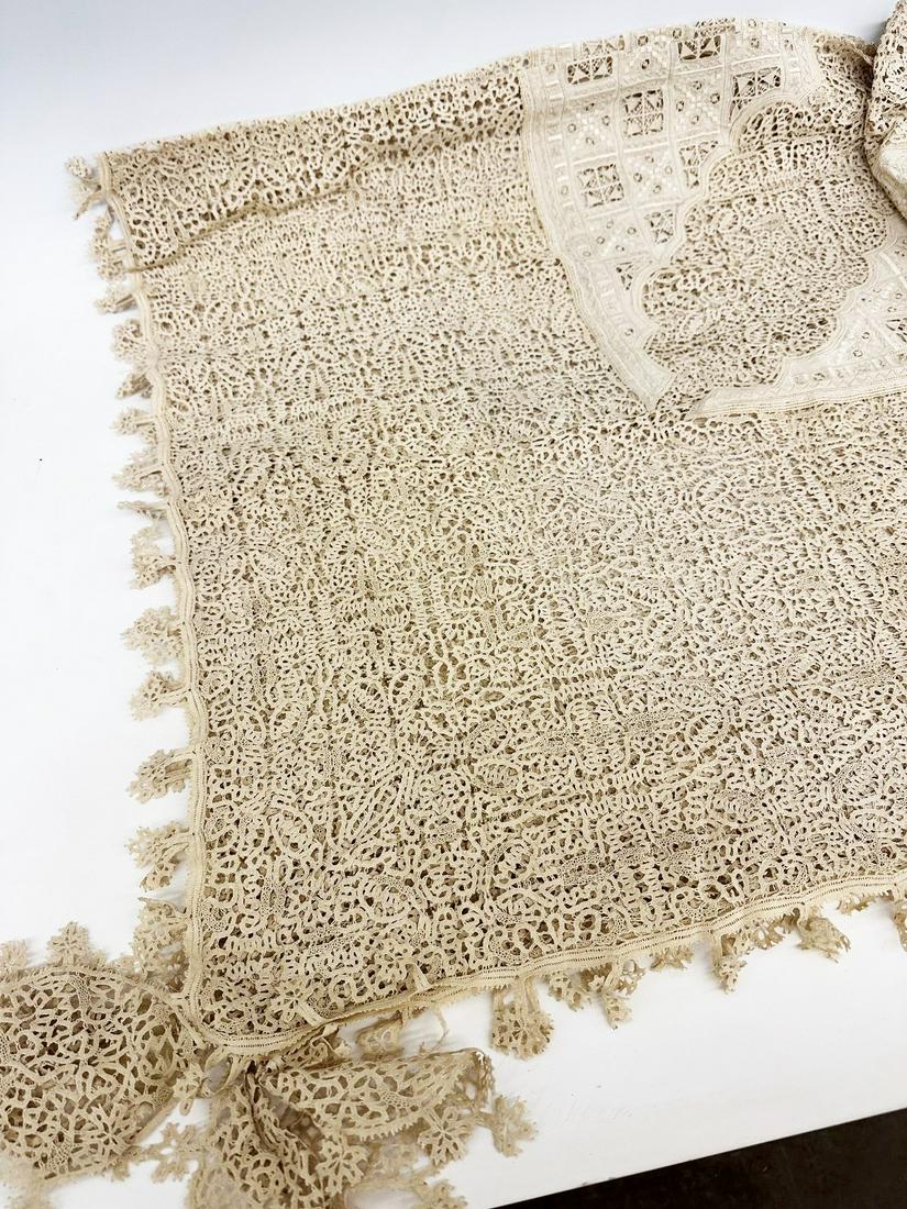 Homemade Italian Lace Fancy Table Cloth (1 of 4)