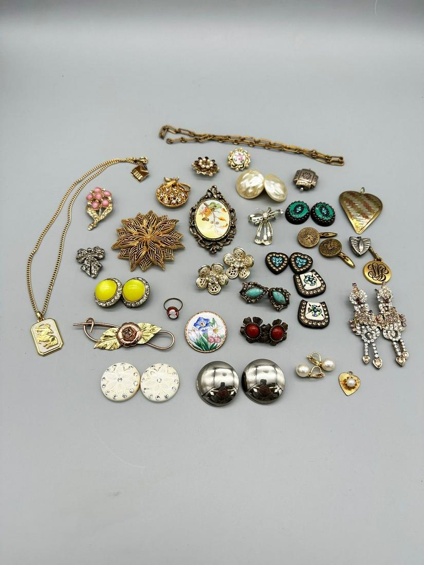 One Woman's Collection Costume Jewelry (1 of 8)
