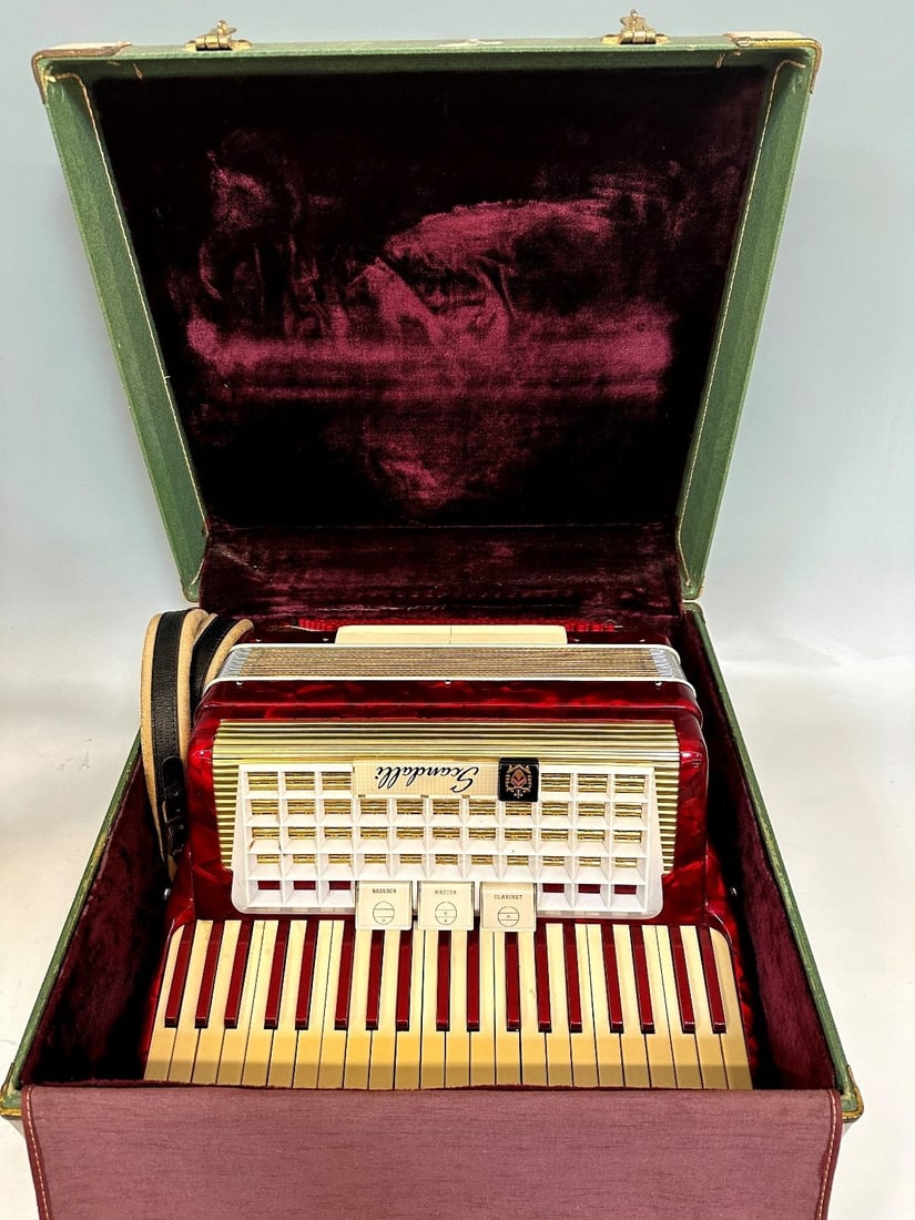 Scandalli Piano Acordion: Scandalli Piano Acordion is made in Italy. Model L868-192 comes with hard case.