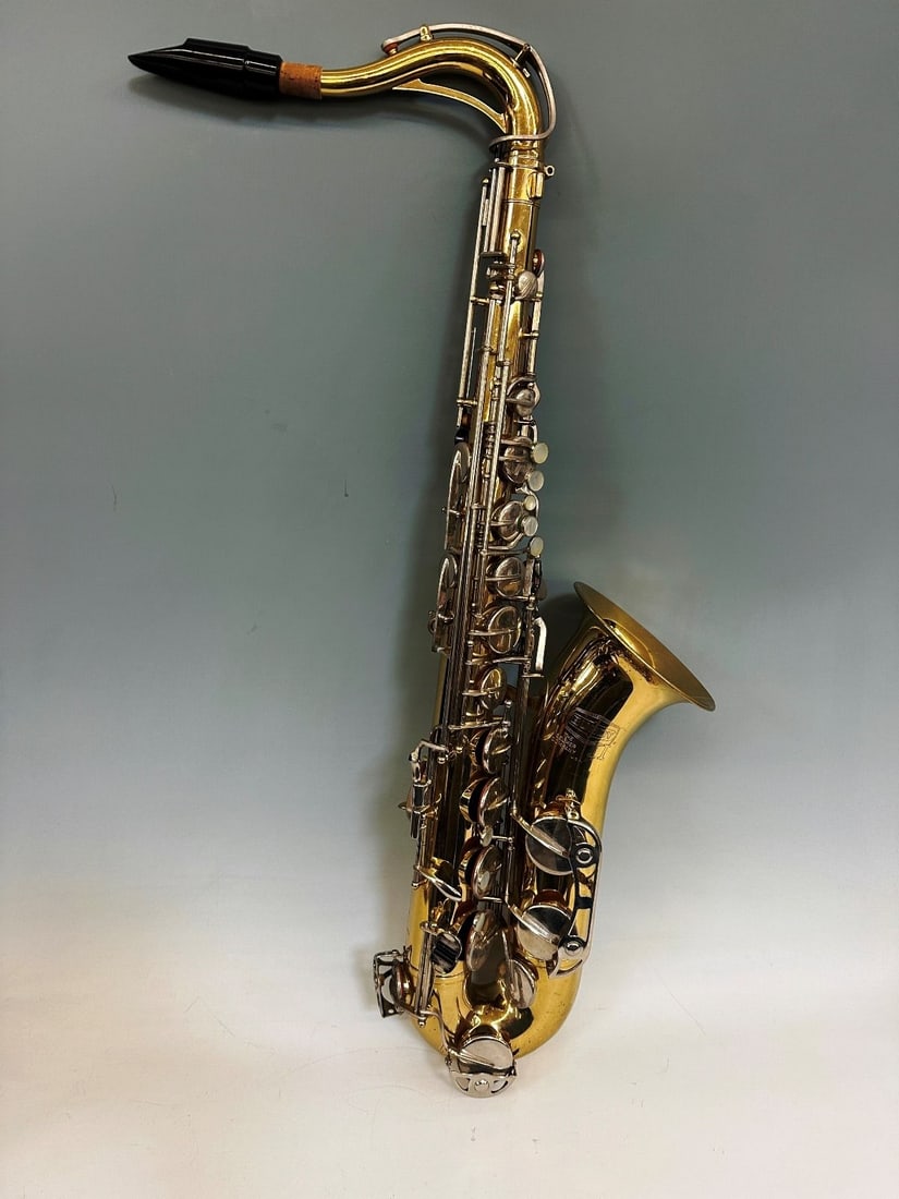 Bundy II Tenor Saxophone (1 of 11)