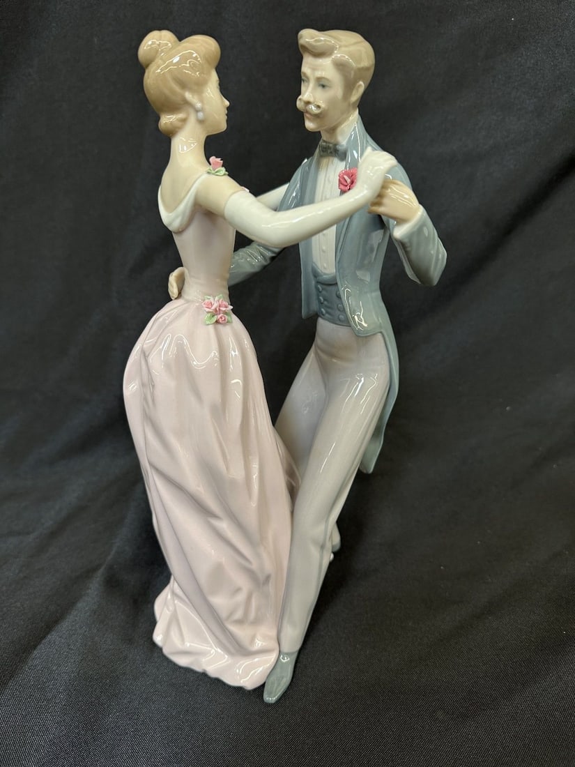 Lladro Anniversary Waltz #1373: Lladro Anniversary Waltz #1373: Measures 12" tall. No condition issues.