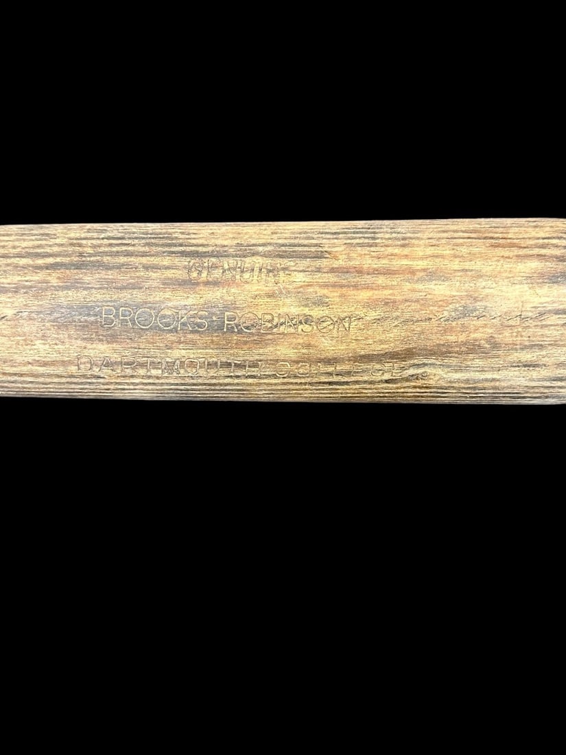 Louisville Slugger Brooks Robinson Dartmouth College Powerized Bat: Louisville Slugger Brooks Robinson Dartmouth College Powerized Bat: Faded and wear on bat.