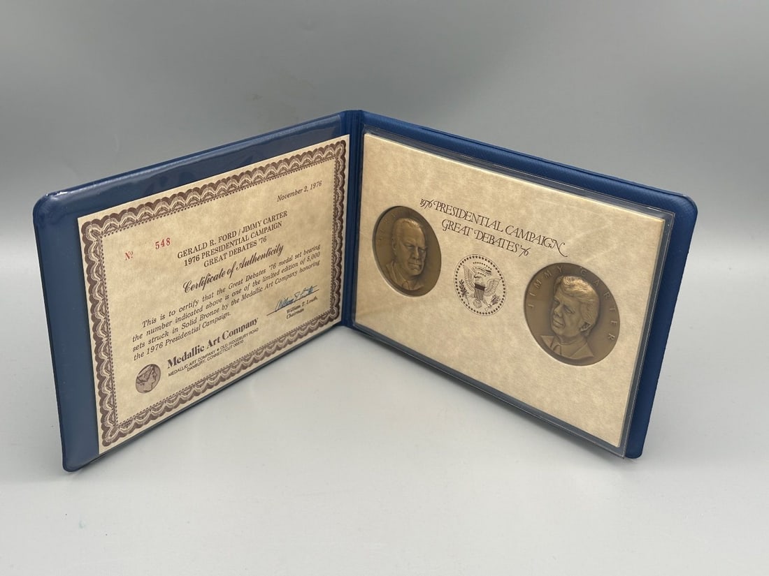 1976 Presidential Campaign Great Debate Gerald Ford and Jimmy Carter Bronze: 1976 Presidential Campaign Great Debate Gerald Ford and Jimmy Carter Bronze: #548/5000 in folder with COA. Measures 1.75".