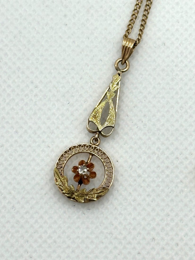 14k Yellow Gold Necklace With Victorian Drop Dangle Pendant: 14k Yellow Gold Necklace With Victorian Drop Dangle Pendant with Diamond Chip: Chain measures 16" long. Weight is 2.9 grams.