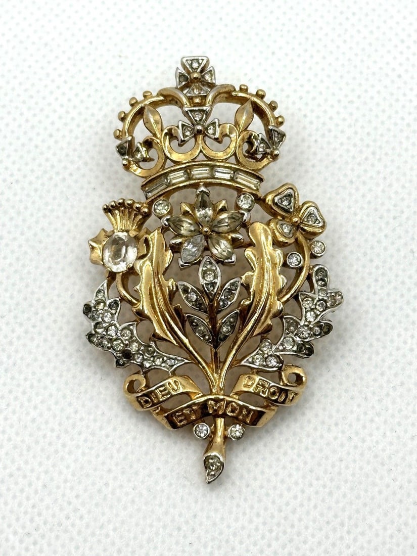 Crown Trifari Alfred Philippe Crown Over Crest Dieu Droit et Mon Brooch: Crown Trifari Alfred Philippe Crown Over Crest Dieu Droit et Mon Brooch: Gold tone, with rhinestones. Measures 2.5" long.