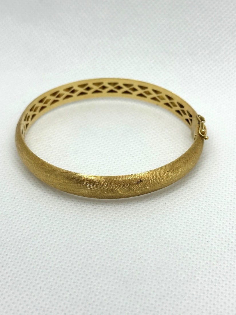 18k Yellow Gold Polished Hinged Bangle Bracelet (1 of 4)