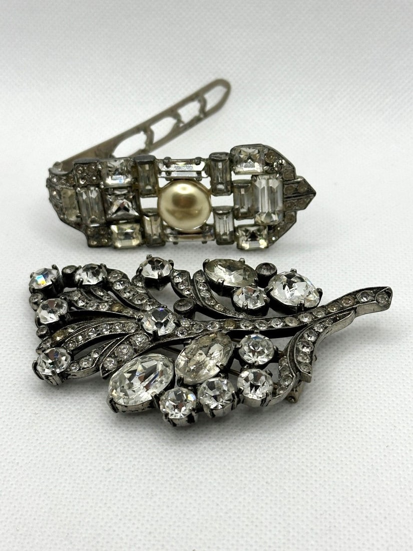 (2) Eisenberg Originals Fur/Scarf Clips: (2) Eisenberg Originals Fur/Scarf Clips : 3.75" floral with rhinestones, 3" with faux pearl bar.