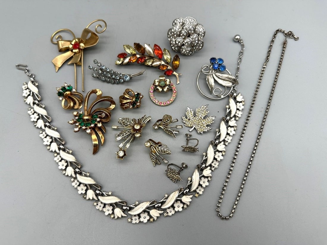 Group of Vintage Costume Jewelry (1 of 6)