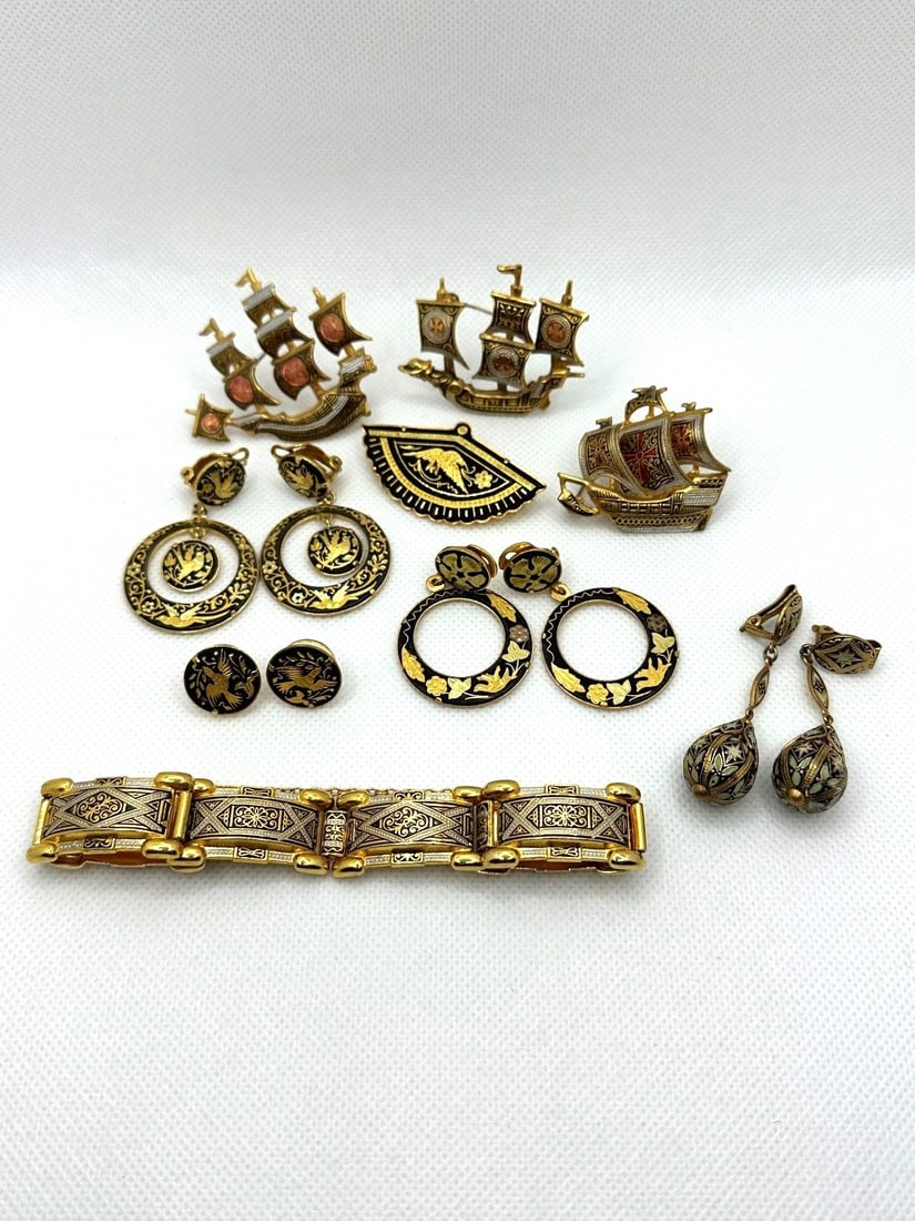 Group of Damascene Jewelry: Group of Damascene Jewelry: Includes 3 ship brooches, 4 pairs of earrings, 1 fan brooch, 1 tank bracelet.
