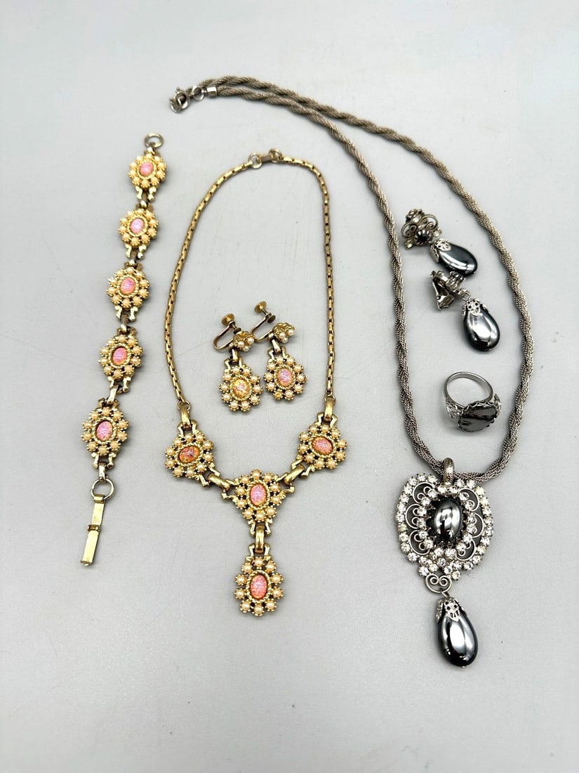 (2) Costume Jewelry Sets Unsigned (1 of 3)