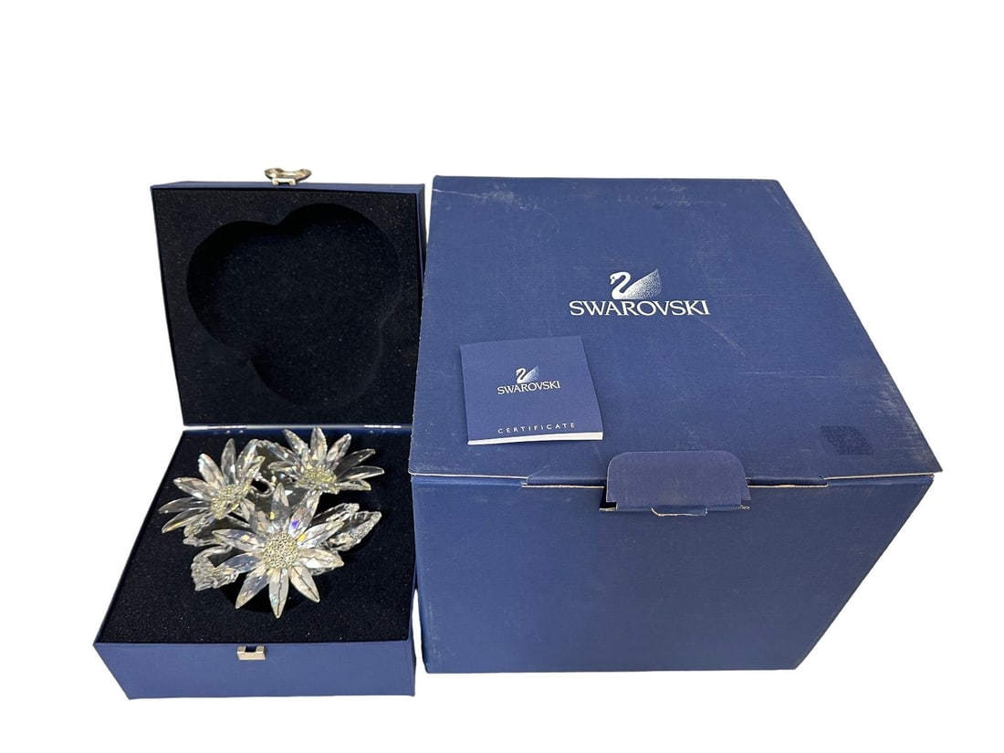 Swarovski Crystal Figurine #252976 Maxi Flower Arrangement With Box: Swarovski Crystal Figurine #252976 Maxi Flower Arrangement With Box: In mint state.