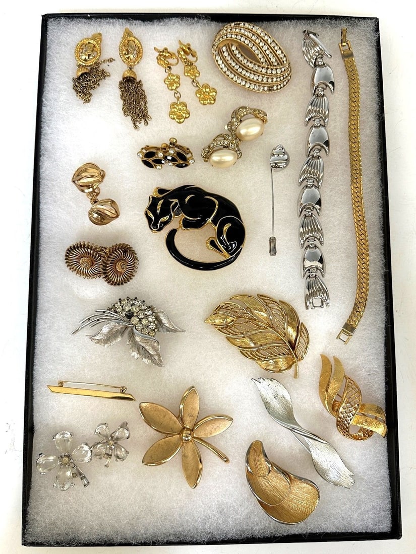 Group of Costume Jewelry Kramer, Lisner, Crown Trifari, and Trifari (1 of 7)