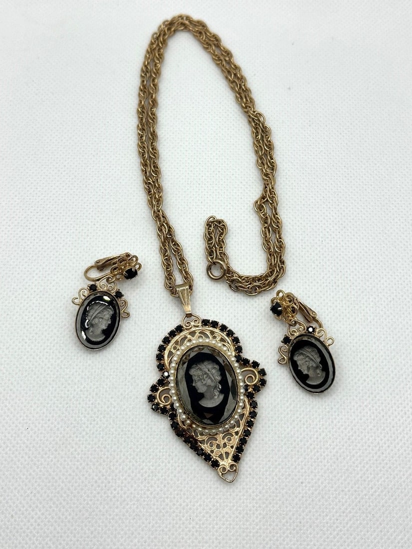 Delizza and Elster Juliana Intaglio Cameo Necklace and Earrings: Delizza and Elster Juliana Intaglio Cameo Necklace and Earrings:
