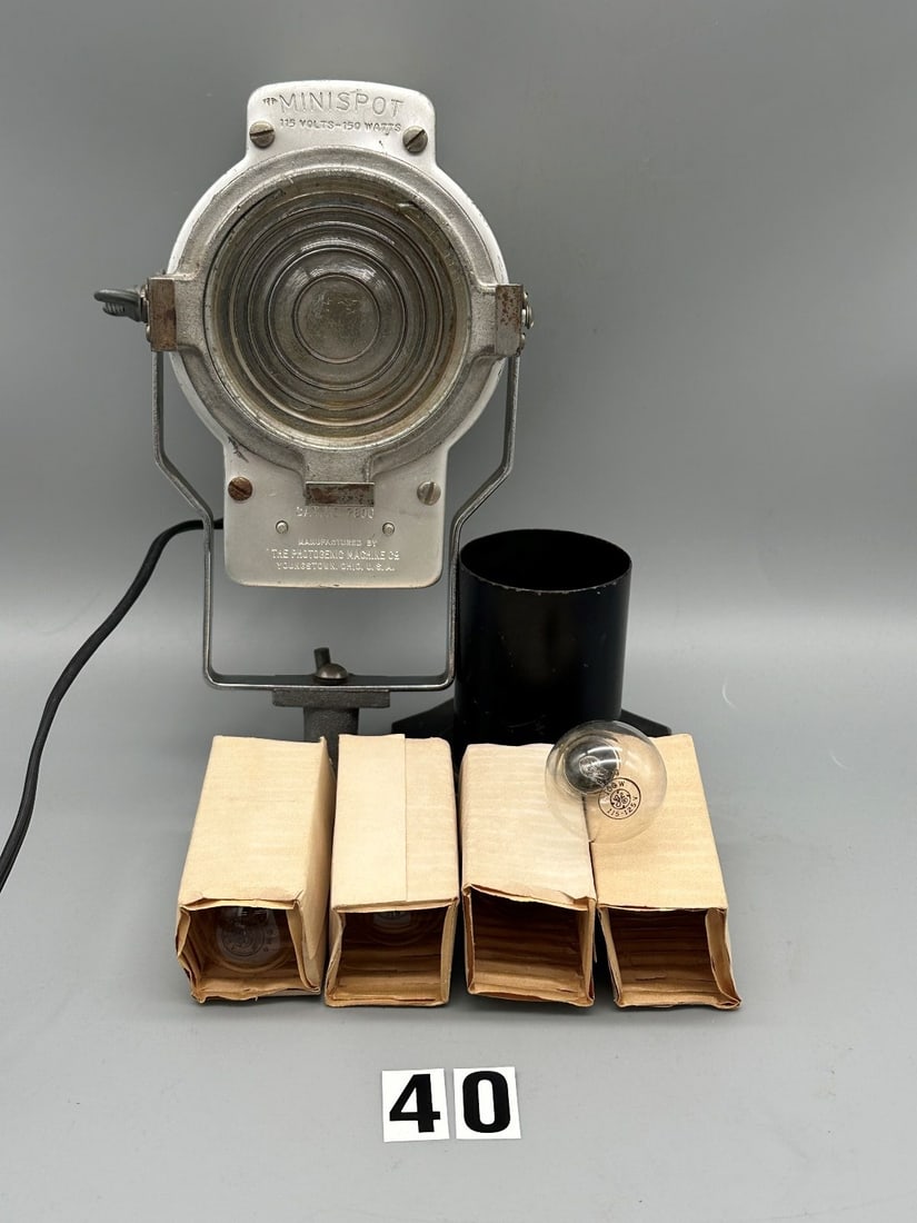 Minispot-Photogenic Machine Co. Model 7800 Fresnel Spotlight: Minispot-Photogenic Machine Co. Model 7800 Fresnel Spotlight: This is a nice, small Fresnel spotlight, Model 7800. The lens is clean and has no cracks. The focus knob moves smoothly and the yoke tilts