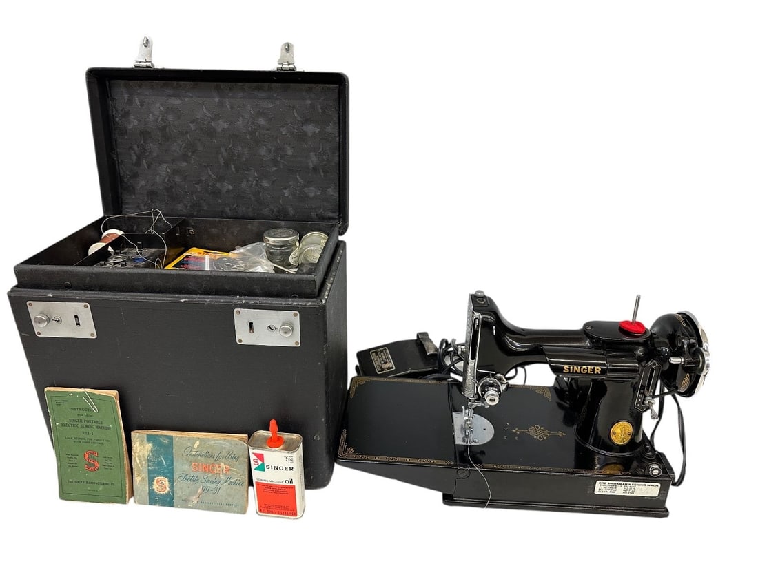 1946 Singer Featherweight Sewing Machine in Case With Extras (1 of 10)