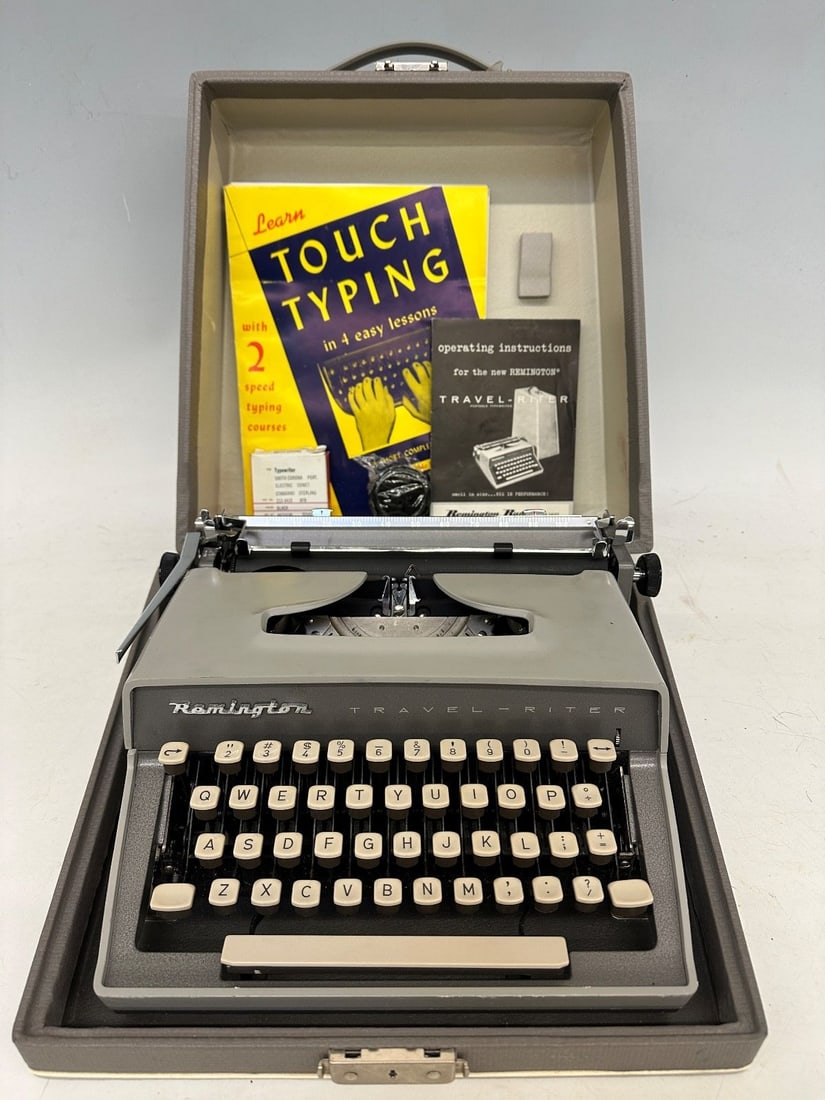 Remington Travel-Riter Typewriter in Case (1 of 3)