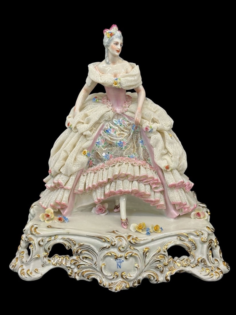 Capodimonte Lady Lace Figural Group (1 of 4)