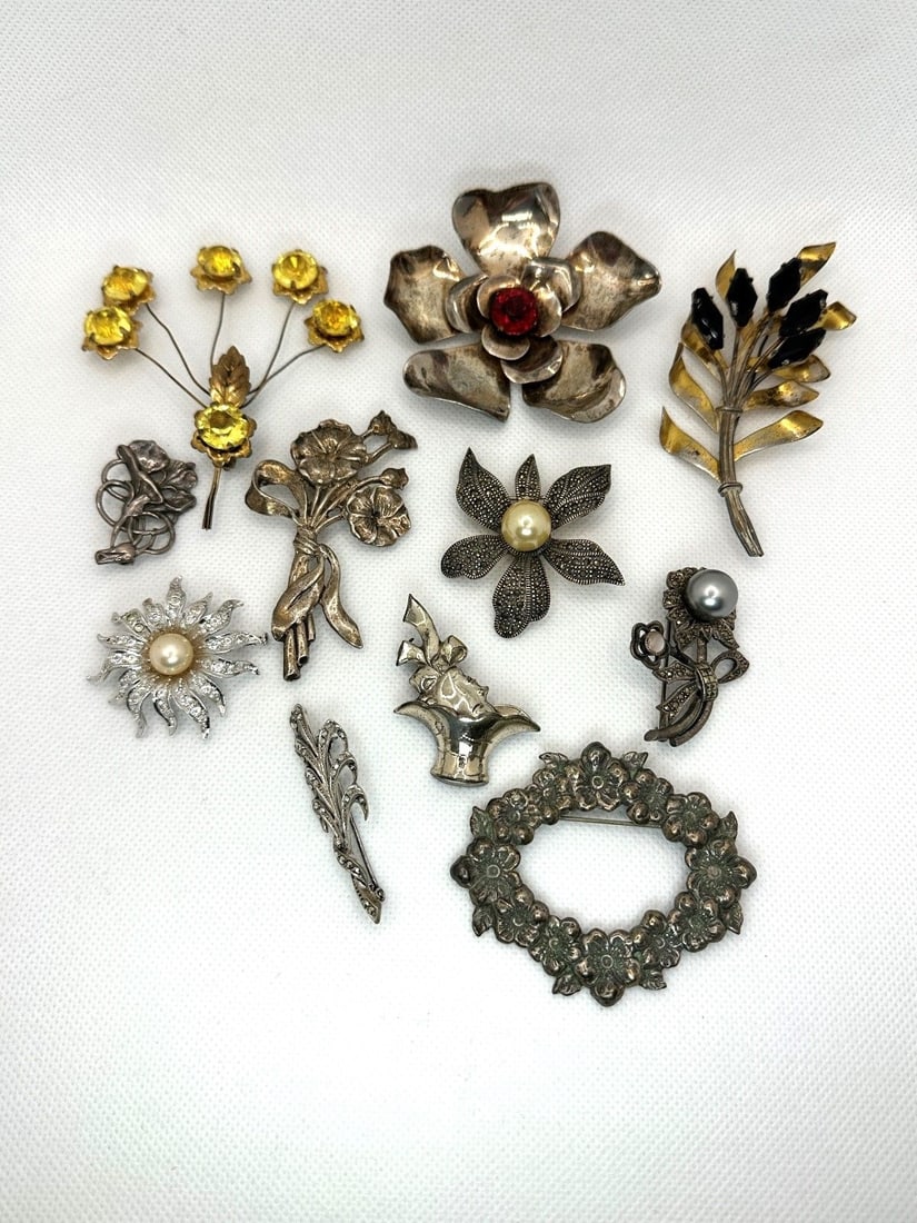(11) Sterling Silver Flower Brooches: (11) Sterling Silver Flower Brooches: Total weight is 123.2 grams.