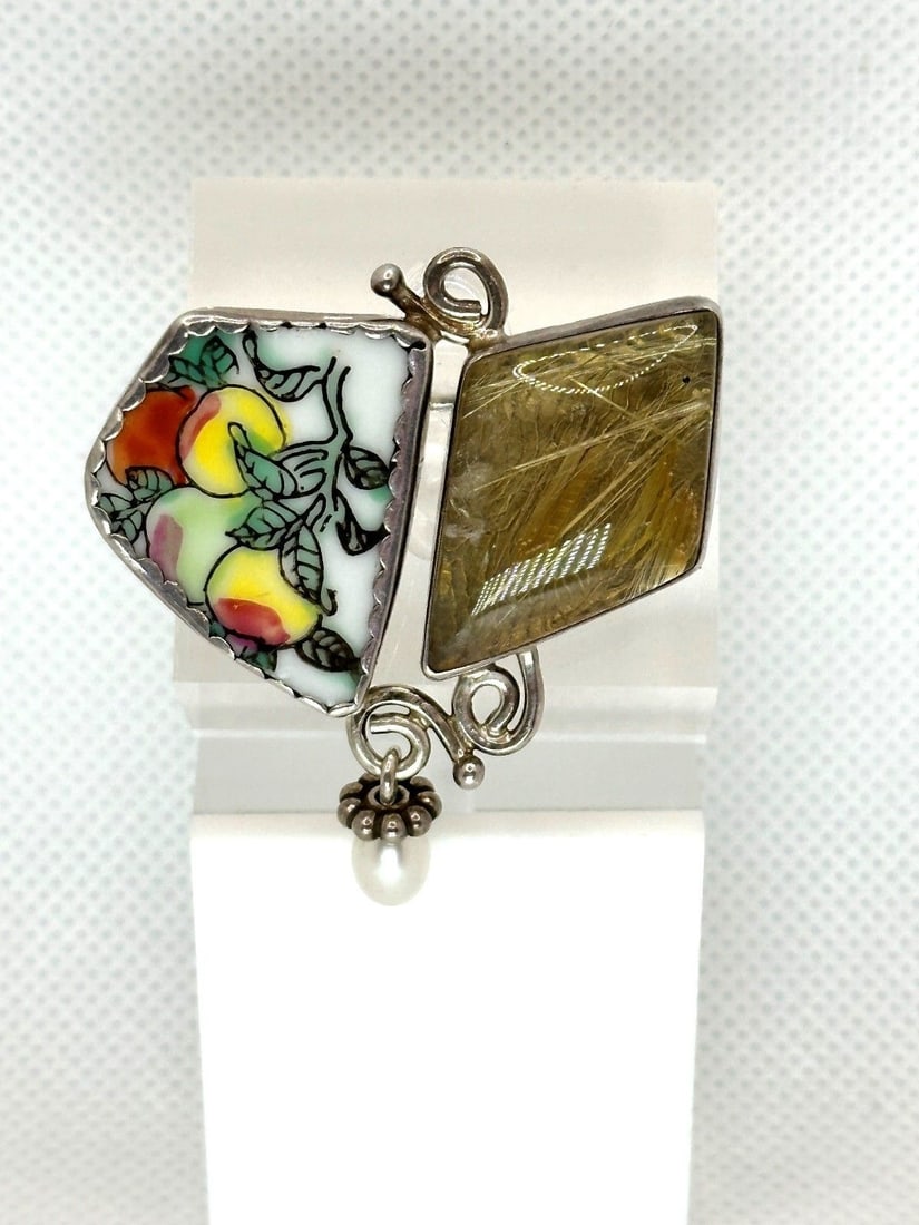 Sterling Silver Lindsay Livingston 2007 Brooch: Sterling Silver Lindsay Livingston 2007 Brooch: Has pearl drop, "Flopped on a farm, the big cat sleeping".