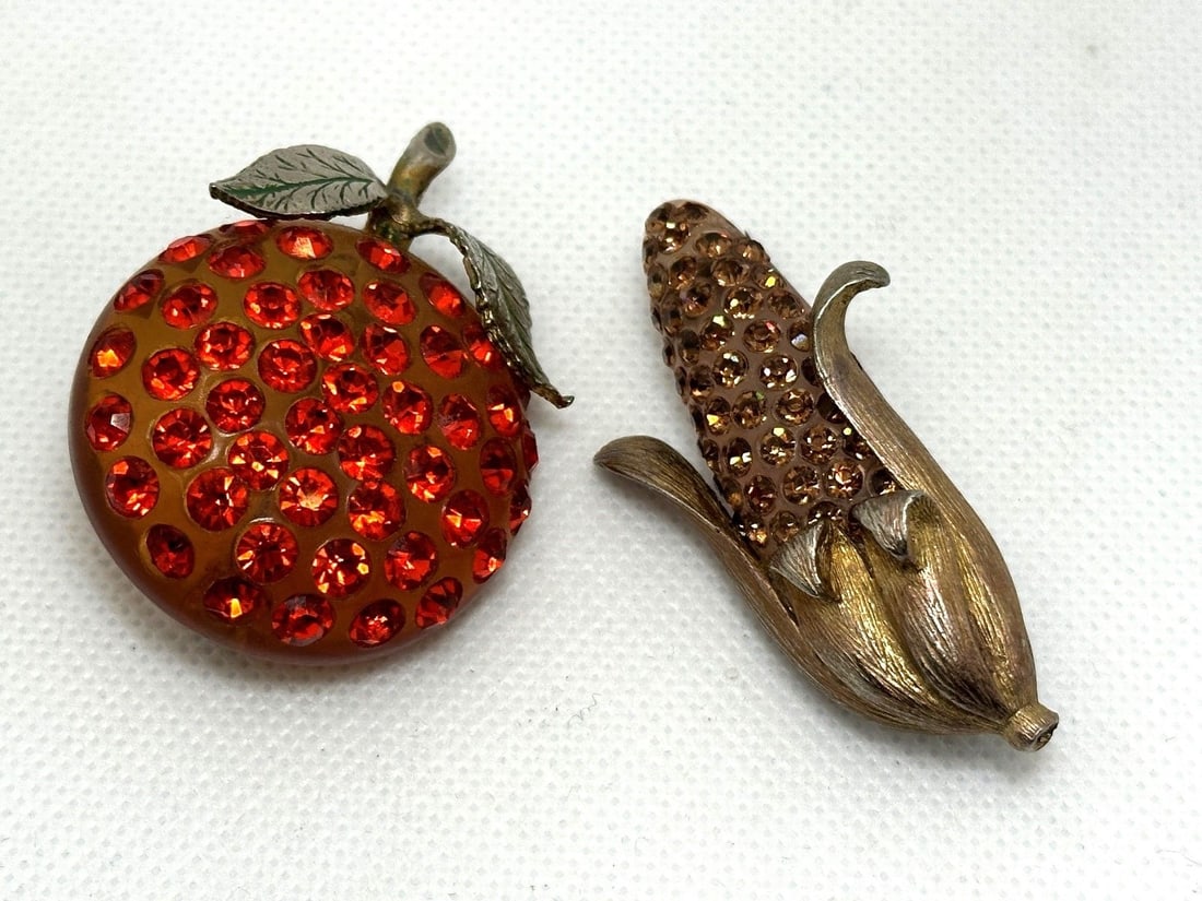 (2) Lucite Vintage Costume Brooches; Apple, Ear of Corn: (2) Lucite Vintage Costume Brooches; Apple, Ear of Corn