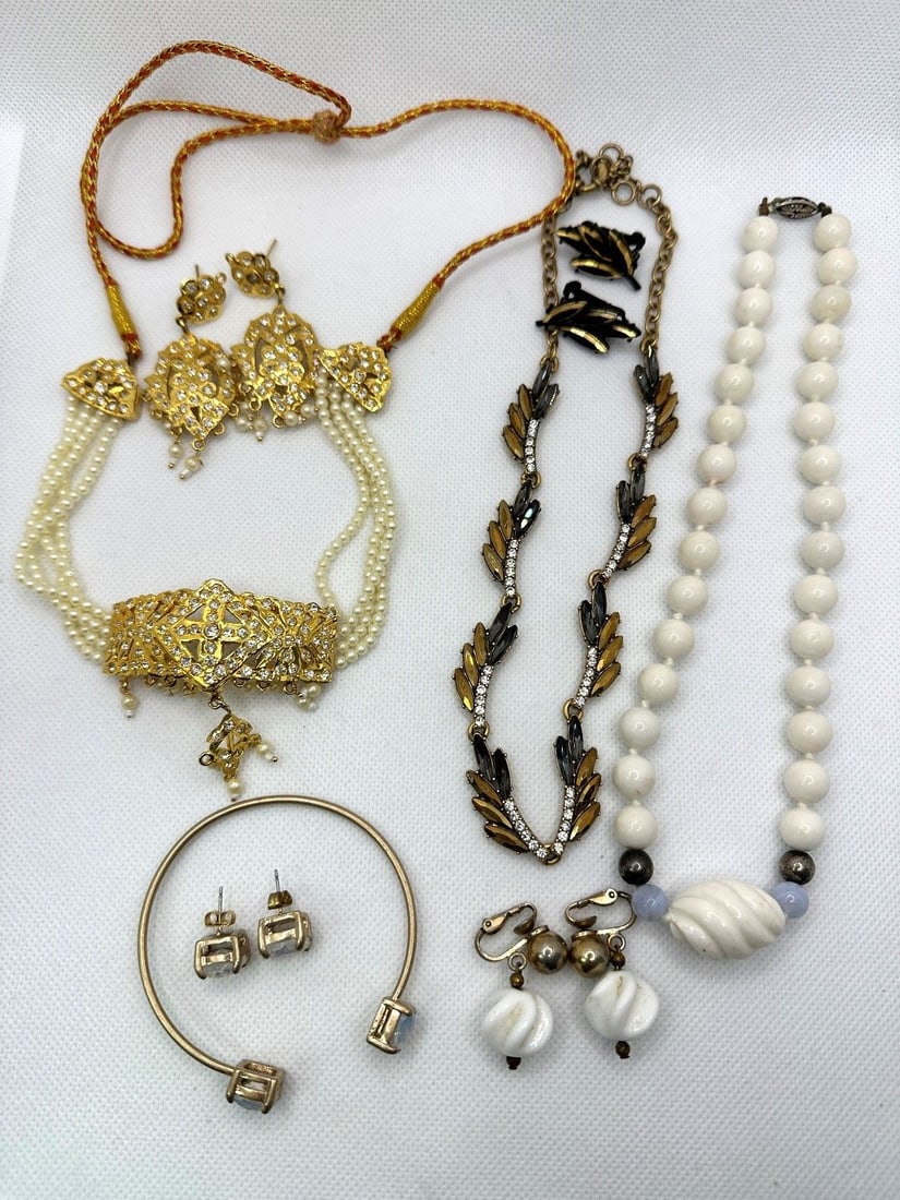 (4) Costume Jewelry Sets: (4) Costume Jewelry Sets