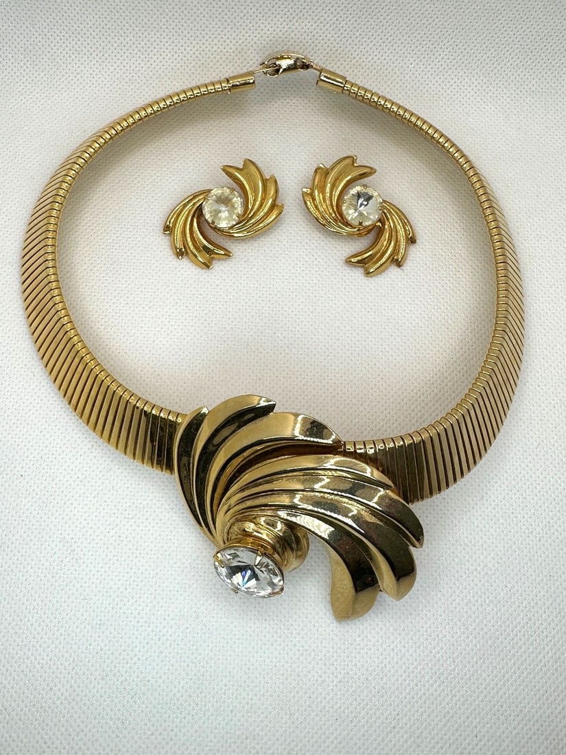 Gold Tone Choker and and Earring Set: Gold Tone Choker and and Earring Set:
