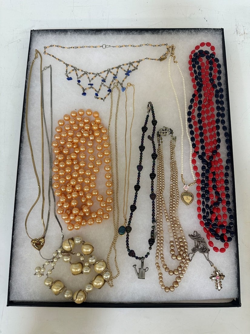 Group of Vintage Costume Jewelry Necklaces: Group of Vintage Costume Jewelry Necklaces: 12 in all including a cross and heart pendant, pearls and lucite.
