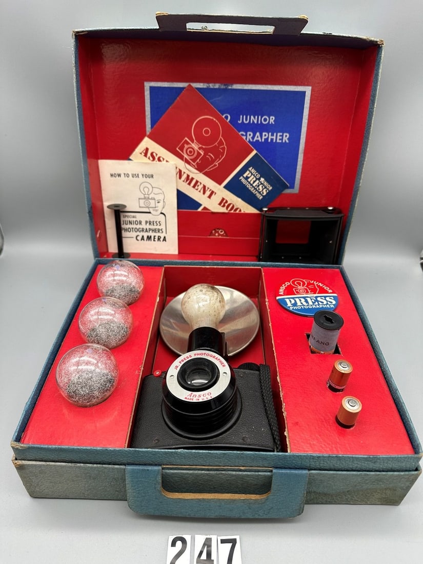 Late 1940's Ansco Junior Press Photographer Outfit: Late 1940's Ansco Junior Press Photographer Outfit: Attention Ansco Collectors. This lot was one of the most sought after kids' gifts of the 1940's. After m any years of collecting photgraphica, this 