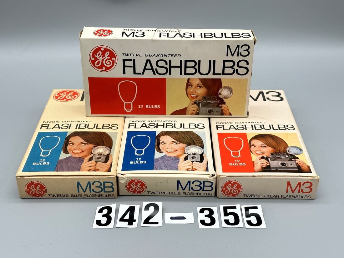 (4) Dozen Flashbulbs Mixed M2 & M3 Boxed and Loose in Bags: (4) Dozen Flashbulbs Mixed M2 & M3 Boxed and Loose in Bags