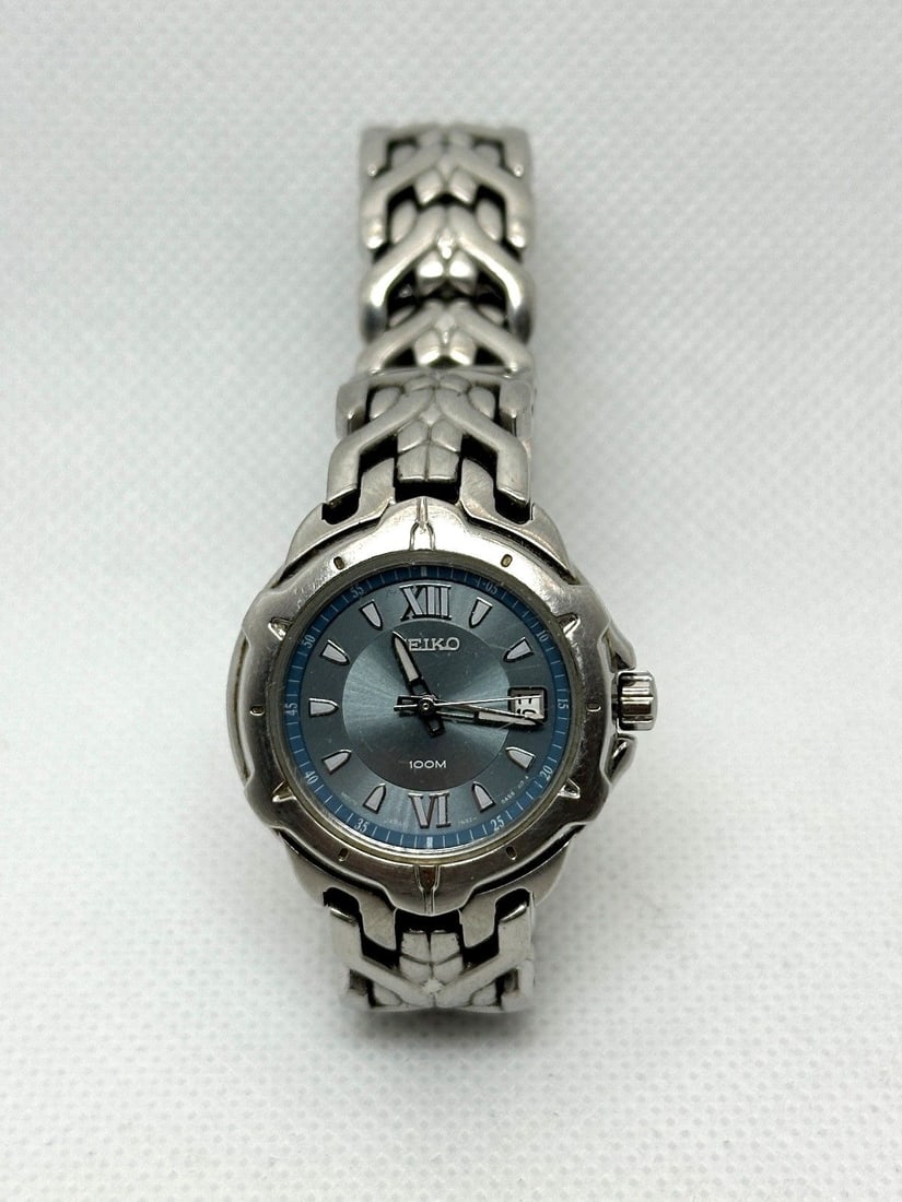 Women's Seiko Ladies Watch Light Blue: Women's Seiko Ladies Watch Light Blue: Scratfching on back. Case number 231869.