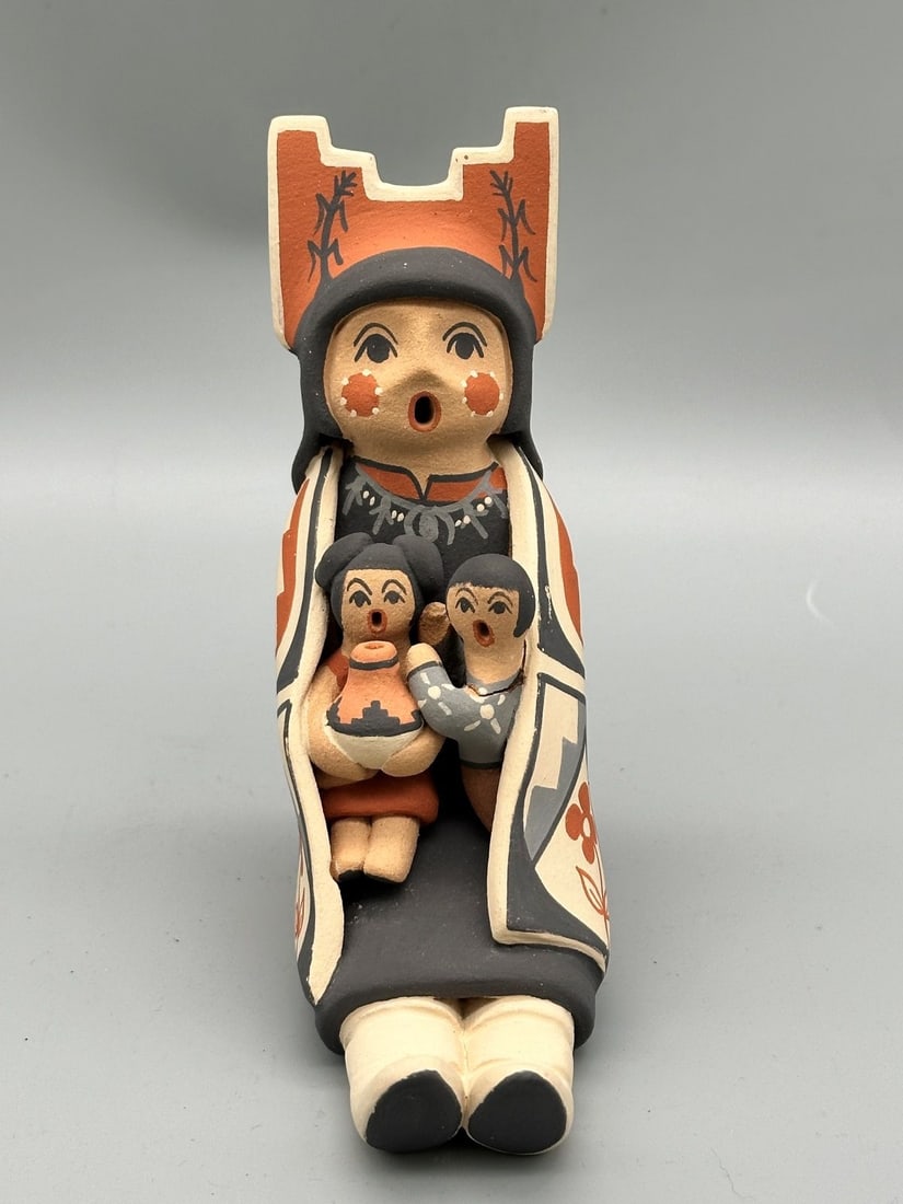Linda Lucero Fyaqua Jemez Pottery Sculpture: Linda Lucero Fyaqua Jemez Pottery Sculpture: Storytellers measuring 5.5" tall.